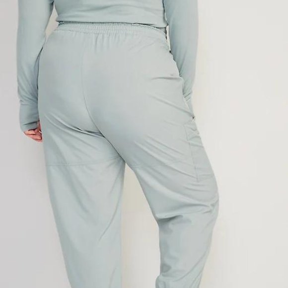Old Navy Extra High-Waisted StretchTech Performance Cargo Jogger Pants for Women - Picture 7 of 9